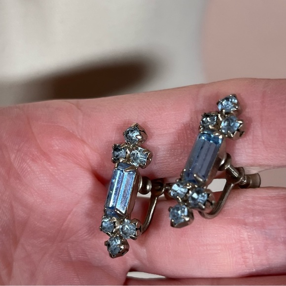 Vintage 1940’s Retro Deco Emerald cut Pale Blue Glass Silver Screw Back Earrings - Picture 4 of 11